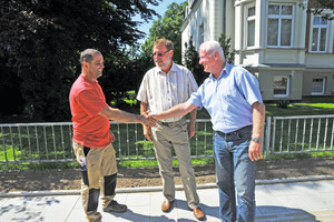  „Die Merkmale des neuen Straßenablaufs haben uns als Planer überzeugt.“, so Projektleiter Dipl.-Ing. Hans-Joachim Prabel, Merkel Ingenieur Consult, (mi.), hier mit Polier Ingo Weigend (li.) und Gerd Bergemann, Aco  