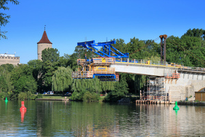  Die Arbeiten an dem 60,00 m langen Hauptbogen laufen im Freivorbau-Verfahren unter vollem Schiffsbetrieb 