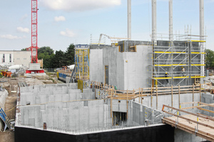  ganz oben: Insgesamt verbaut die Baustellenmannschaft der Firma Habau 12.200 m³ Beton für das BauwerkDie Deckentische mit Eurex 30-Deckensatützen und Aufsatzrahmen sind schnell und leistungsfähig 
