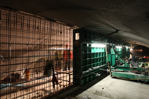  Arbeiten im Bereich der Lüfterdecke: Die neue Betondecke wiegt 12 500 t und ist mit rund 17 000 Verbundankern am Gewölbe verankert 