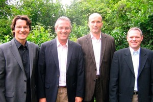  Besiegelten 2006 ihre Zusammenarbeit: (v. l.) Christian Merkel und Frank Wagner (beide Birco), Michael Goebel und Bernd Körber vom Betonwerk Neu-UlmFoto: Birco 