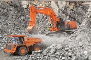  v.l.n.r.: Der Hitachi Muldenkipper EH1100-5 mit einer Nutzlast von 65 t feiert auf der steinexpo seine EuropapremiereEin weiteres Highlight: der Hitachi Radlader ZW370-5 der neuen Radlader-Generation, der mit einem überragenden Leistungsspektrum den härtesten Einsatzbedingungen im Steinbruch gerecht wird 