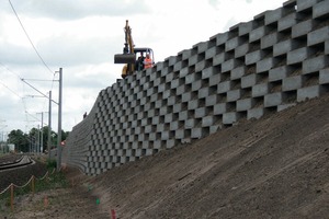  2 Das System besitzt bahnseitig eine Außenhaut aus bepflanzbaren Betonfertigteilen und … 