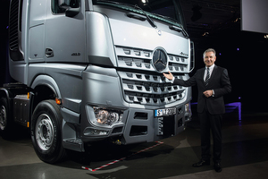  Mit Recht stolz auf den krönenden Abschluss der Euro-VI-Offensive bei Mercedes-LKW: Stefan Buchner, Leiter Mercedes-Benz Trucks 