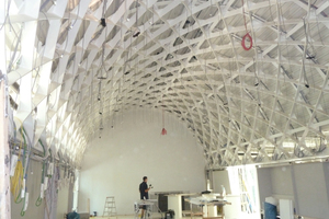  Die tonnenförmige Stahlkonstruktion prägt den Museumstrakt; die seitlichen Wände des Ausstellungsraumes sind mit freistehenden Vorsatzschalen bekleidet 