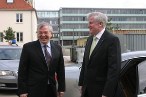  1 Bayerns Ministerpräsident Horst Seehofer mit Prof. Thomas Bauer (links), im Hintergrund das neue Bauer-Verwaltungsgebäude 
