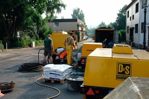  Die Straße „Am Zollhaus“ ist geprägt durch eine dichte Reihenhausbebauung und enge Straßenverhältnisse in Hanglage. Eine Kanalerneuerung wäre hier nur unter erschwerten Bedingungen für Anwohner und Verkehrsteilnehmer möglich gewesen 