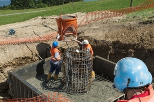  Der gefüllte Betonkübel wird vom Piloten punktgenau über die Einbaustelle geflogen 