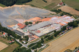  Aus der Luft gesehen: Das Ziegelwerk Schönlind in der Oberpfalz gehört seit 2014 zu den Ziegelwerken Leipfinger Bader. Seitdem hat sich der Standort positiv entwickelt und seine Produktivität gesteigert. 