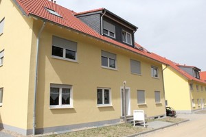  Massive Ziegelbauweise und keine architektonischen Experimente: Kompakte Gebäudekörper, schlichte Satteldächer und nutzungsorientierte Grundrisse zeichnen das Wohnungsbauprojekt in Leverkusen-Schlebusch aus. 