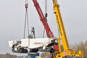  Der 4200 SM schwebt über dem Frachtschiff im Donauhafen KelheimFoto: Messe München 