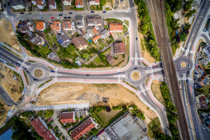  Aus der Vogelperspektive sind der Umbau der beiden vorhandenen lichtsignalgeregelten Knotenpunkte zu Kreisverkehren sowie die Errichtung eines neuen Knotenpunktes westlich des Viaduktes - ebenfalls als Kreisverkehr  - gut zu erkennen.  