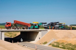  2 Auf dem 5,9 km langen Teilstück der B 178 (n) waren sechs von insgesamt acht Brücken in den Einbau einzubeziehen. Bei diesen Brücken sollte lediglich eine 4 cm dicke Deckschicht auf den vorhandenen Gussasphalt gefertigt werden 