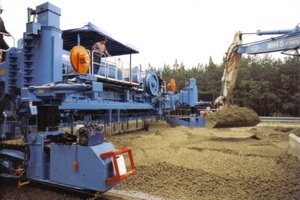  Beim Ausbau der Autobahn A 7 setzte Milke-Bau den Betonfertiger GP 4000 ein. 