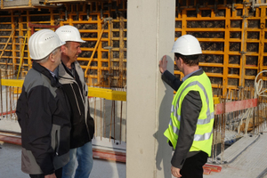  Mit der Qualität der Stützen zufrieden: Ulma-Gebietsleiter Dipl.-Ing. (FH) Michael Bölitz, Projektleiter Achim Watz und Ulma-Geschäftsführer Dipl.-Wirtsch.-Ing./Bau Matthias Oeckel. 