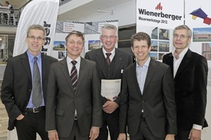  Basis des Erfolgs der Wienerberger Mauerwerkstage sind praxisnahe Themen und fachlich versierte Referenten: Bernd Kimmich, Kanzlei Witt Roschkowski Dieckert, Prof. Boris Kruppa, Technische Hochschule Mittelhessen, Clemens Kuhlemann, Leiter Produktmanagement Wand Wienerberger, Martin Cors, Projektleiter TU Dortmund und Stefan Horschler, Büro für Bauphysik (v. l. n. r.) 