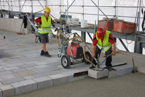  Für den Belag hatte man sich für drei verschiedene Granitsorten entschieden: Flossenbürger Granit in den Farben Gelb/Grau und Blau/Grau, sowie grauer Thansteiner. 