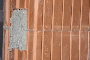  Kostengünstige Lösung: Schalungsziegel werden nach ihrer Vermörtelung mit Beton ausgegossen, was die flächenbezogene Masse der Wandkonstruktion signifikant erhöht und somit gute Schallschutzeigenschaften erzielt 