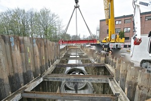  Für die Verlegung des Stauraumkanals waren 14000 m2 Spundwände mit Tiefen bis 14 m erforderlich, wobei eine Seite der Wand als Hochwasserschutz erhalten bleibt 