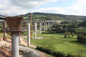  Der Blick vom Widerlager Nord: Wenn die Stahlkonstruktion hier ankommt, überbrückt sie fast 800 m. 