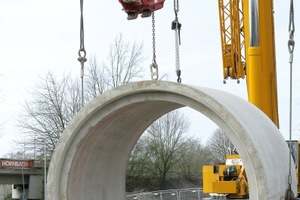  Schweres Gerät und spezielle Anker auf dem Rohrscheitel waren erforderlich, um die 38 t wiegenden Fertigteile in ihre Verlegeposition zu drehen 