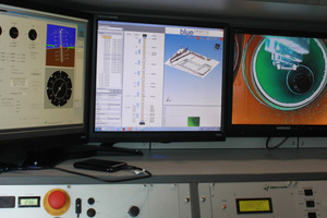  Operator-Arbeitsplatz mit Kanalinspektions- und Vermessungssoftware und Kamerabefahrung. 