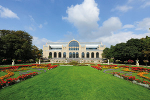  links: Seit 150 Jahren gilt das Hauptgebäude der Flora Köln als Prachtbau im Botanischen Garten. Nach einer Generalsanierung entspricht das Bauwerk wieder seiner ursprünglichen Form.unten: Nach dem Entwurf von K+H Architekten, Stuttgart, wurde das Gründerzeit-Gebäude wieder instandgesetzt. 