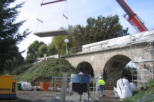  Weniger als 4 Tage durfte die Fahrbahnsanierung der Eisenbahnbrücke dauern. Hier der Einbau der Fahrbahnfertigteile 