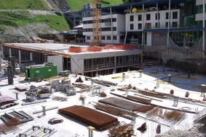  Schladming rüstet sich für die Alpine Ski-WM 2013: Nach dem Bau der neuen Talstation „Planet Planai“ im vergangenen Jahr wird jetzt ein zweigeschossiges „Servicedeck“ erstellt. Schallösungen von Harsco Infrastructure helfen, die eng terminierte Bauzeit einzuhalten 
