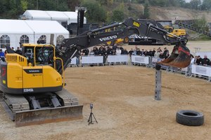  Bei der 3. Disziplin musste mit einem ECR145D-Bagger Ziegelsteine mit dem Löffel aufgenommen und aufeinander gestapelt werden 