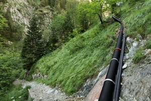  Einige Abschnitte der Wasserleitungen verlaufen frei auf der Bergseite. 