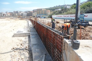  Auf 651 m Länge wurde von März bis Dezember 2014 mit 400 m² Raster/GE-Schalung die Betonschutzwand in Algerien ausgeführt. 