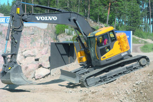  2 Neu bei Volvo ist der, je nach Ausstattung 23,8 bis 26,1 t wiegende Kurzheckbagger ECR235CL mit 110 kW starkem Volvo-Motor          Foto: Verfasser 