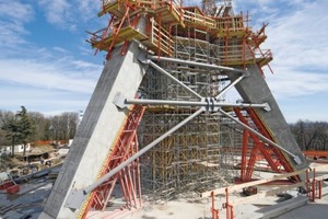  Ein gewaltiges Dreibein bildet den Sockel des Avala Fernsehturms, während der Bau-phase mussten die Stützen mit einer Stahl-rohrkonstruktion ausgesteift werden. Die Kombination Peri Up Rosett Modulgerüst und Multiprop Turm ließ sich sowohl an die Architektur als auch an die Lastbedingungen optimal anpassen 