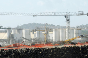  Ein Betonmischwerk von Simem auf der pazifischen Seite des Panamakanals. 
