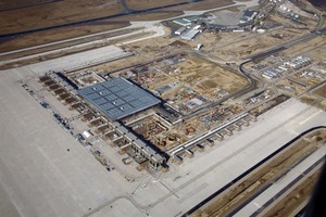  Blick über die BBI-Baustelle im März 2011: Das 715 m lange Haupt-Pier mit den 16 Fluggastbrücken und das daran anschließende 350 m lange Süd-Pier mit den 9 FluggastbrückenFoto: Dirk Laubner 