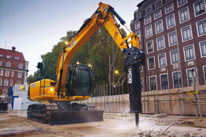  Besonders vielseitig durch das JCB-eigene Schnellwechselsystem: Hier bricht der JS 130 mit einem Hydraulikhammer die Oberfläche.  