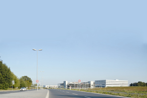  Links, der neue Fahrbahnteiler entlang der Zeppelinstraße in Bad Homburg. Rechts im Hintergrund der Neubau der Hochtaunuskliniken. 
