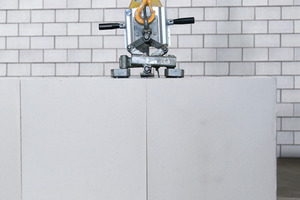  Bild 4: Kranarbeit: Ein Maurer versetzt mit nur einem Kranhub zwei 1/1 Elemente. 0,5 m2 Wandfläche werden je Versetzgang exakt und wirtschaftlich vermauert 