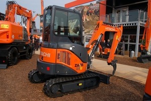  Sieben neue Minibagger stellte Hitachi vor, hier der 3,3 t schwere Zaxis 29U mit Kurzheck und innovativer automatischer Kontrolle der Fahrgeschwindigkeit.
 