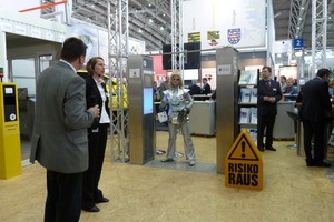  Bild 1: Präsentation der Ergebnisse des Forschungsprojektes „RFID-Baulogistikleistand“ auf der Hannover Messe 2011 