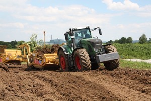  oben: Damit lässt sich im Praxis-Camp Volumen bewältigen: Fendt-Großtraktor mit einem Schürfkübel-Tandem von Reynoldsunten: Fendt-Großtraktoren in Kombination mit Muldenkippern – hier ein Beco MAXXIM 360 – arbeiten deutlich wirtschaftlicher und mit spürbar geringeren Energiekosten 