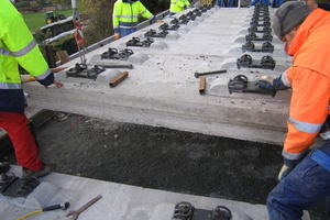  Montage eines Betonfertigteils bei der Sanierung der historischen Eisenbahnbrücke der Taunusbahn-Strecke Friedrichsdorf–Brandoberndorf in Hessen 