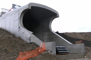  Die Portale sind an beiden Tunnelenden geschwungen wie die aerodynamischen TGV-Triebköpfe. Für die runden Portalausschnitte kam Holzsonderschalung der Fa. Hans Coffrage aus den Vogesen zum Einsatz 