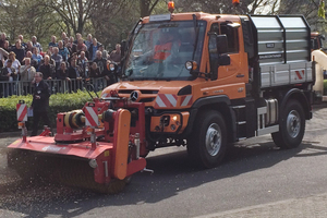  Live-Demonstrationen für das Fachpublikum, hier mit Dücker Vorbaukehrmaschine SFK 2200 