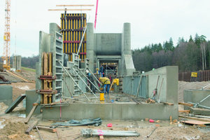  3 Für das Betonieren der Sohlen bis auf Höhen von 1,40 m setzte man rund 140 m² Noetop Rahmenschalung ein, die sich mit der integrierten Gurtung und ihrer flexiblen Einsatzmöglichkeiten letztlich auch bei den Wänden des nachgezogenen Anpassungsbauwerkes bewährte 