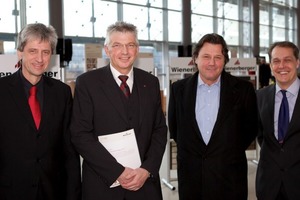  Experten der Branche: die Referenten Dipl.-Ing. Hans Erhorn, Leiter der Veranstaltungsreihe und technischer Geschäftsführer der Deutschen Poroton Dipl.-Ing. Clemens Kuhlemann, Dipl.-Ing. Architekt Stefan Forster und Prof. Dr. jur. Uwe Meiendresch (v. l. n. r.). Nicht im Bild sind die Referenten Prof. Manfred Hegger und Dipl.-Ing. Joost Hartwig 