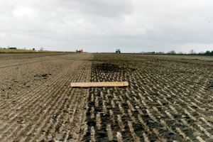  Abgefräste Betonoberfläche der Piste vor Verlegung der technischen Textilie. 