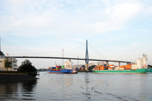  Die Köhlbrandbrücke – ein unübersehbare Wahrzeichen Hamburgs. 