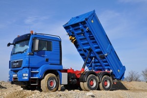  MAN präsentierte auf der IAA eine neue Fertigerbremse für TGS-Kipper, mit der sich ein dosierter Bremsdruck einsteuern lässt. So kann der Lkw vom Straßenfertiger geschoben werden, rollt aber nicht von ihm weg 